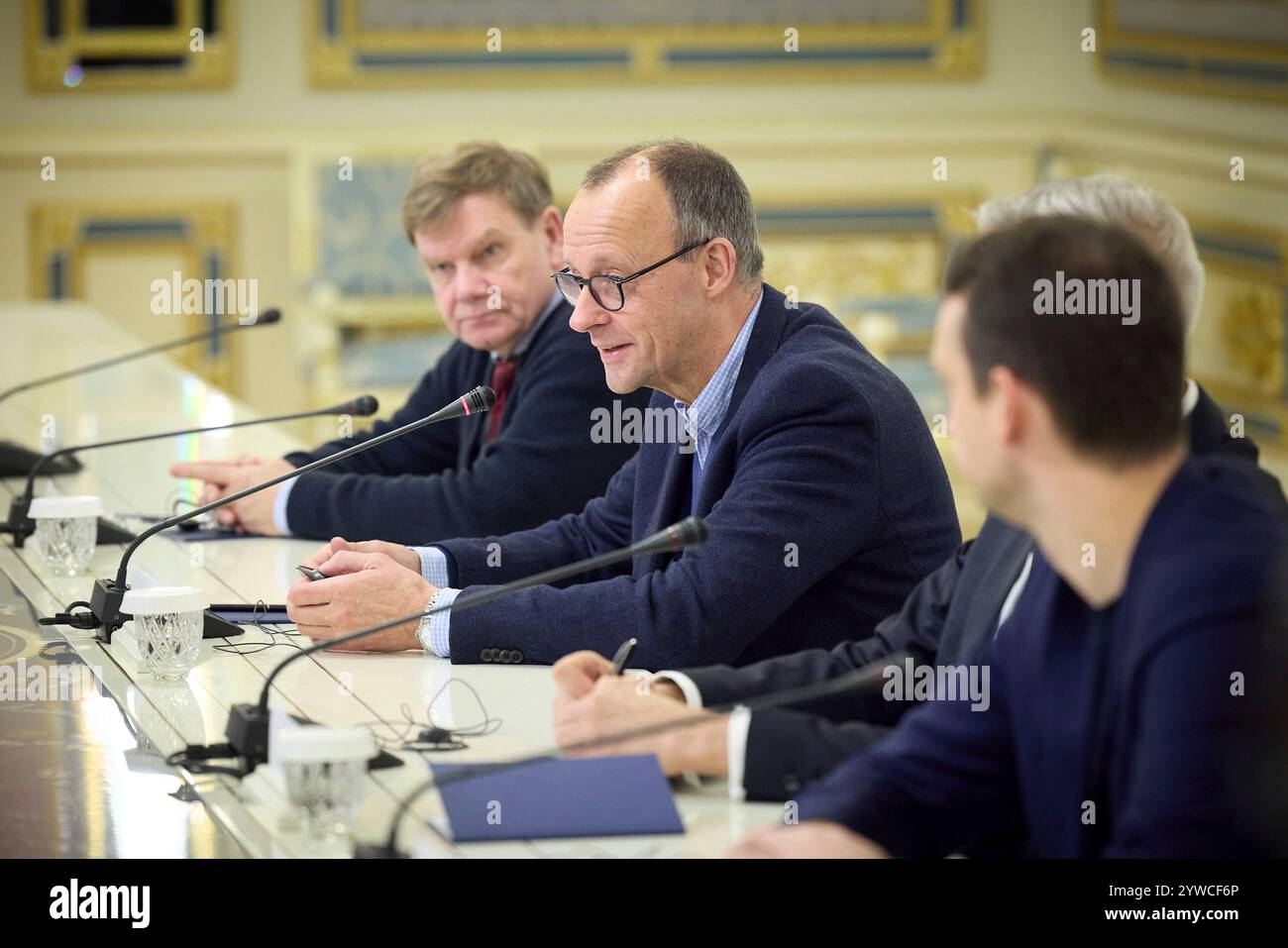 Kiev, Ukraine. 09th Dec, 2024. Friedrich Merz, leader de l'opposition allemande, écoute lors d'une réunion bilatérale avec le président ukrainien Volodymyr Zelenskyy, au Palais Mariinskyi, le 9 décembre 2024 à Kiev, en Ukraine. Crédit : Présidence ukrainienne/Bureau de presse présidentiel ukrainien/Alamy Live News Banque D'Images