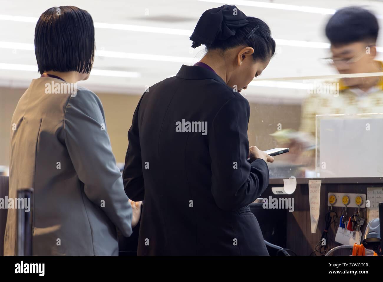 BANGKOK, THAÏLANDE, nov 30 2024, le personnel sert les clients au comptoir de l'aire de restauration Banque D'Images