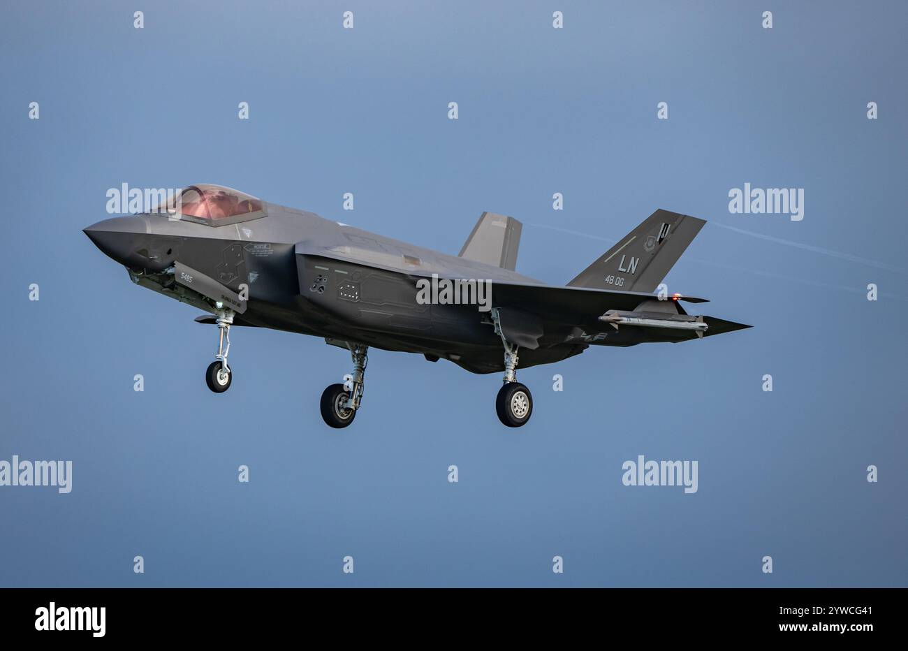 US Air Force Lockheed Martin F-35A Lightning II, 493rd FS 'Grim Reapers' effectue une approche simulée à RAF Valley. Crédit JTW Aviation images / Alamy. Banque D'Images