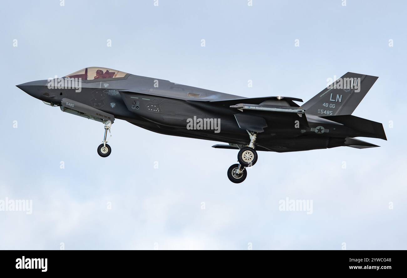 US Air Force Lockheed Martin F-35A Lightning II, 493rd FS 'Grim Reapers' effectue une approche simulée à RAF Valley. Crédit JTW Aviation images / Alamy. Banque D'Images