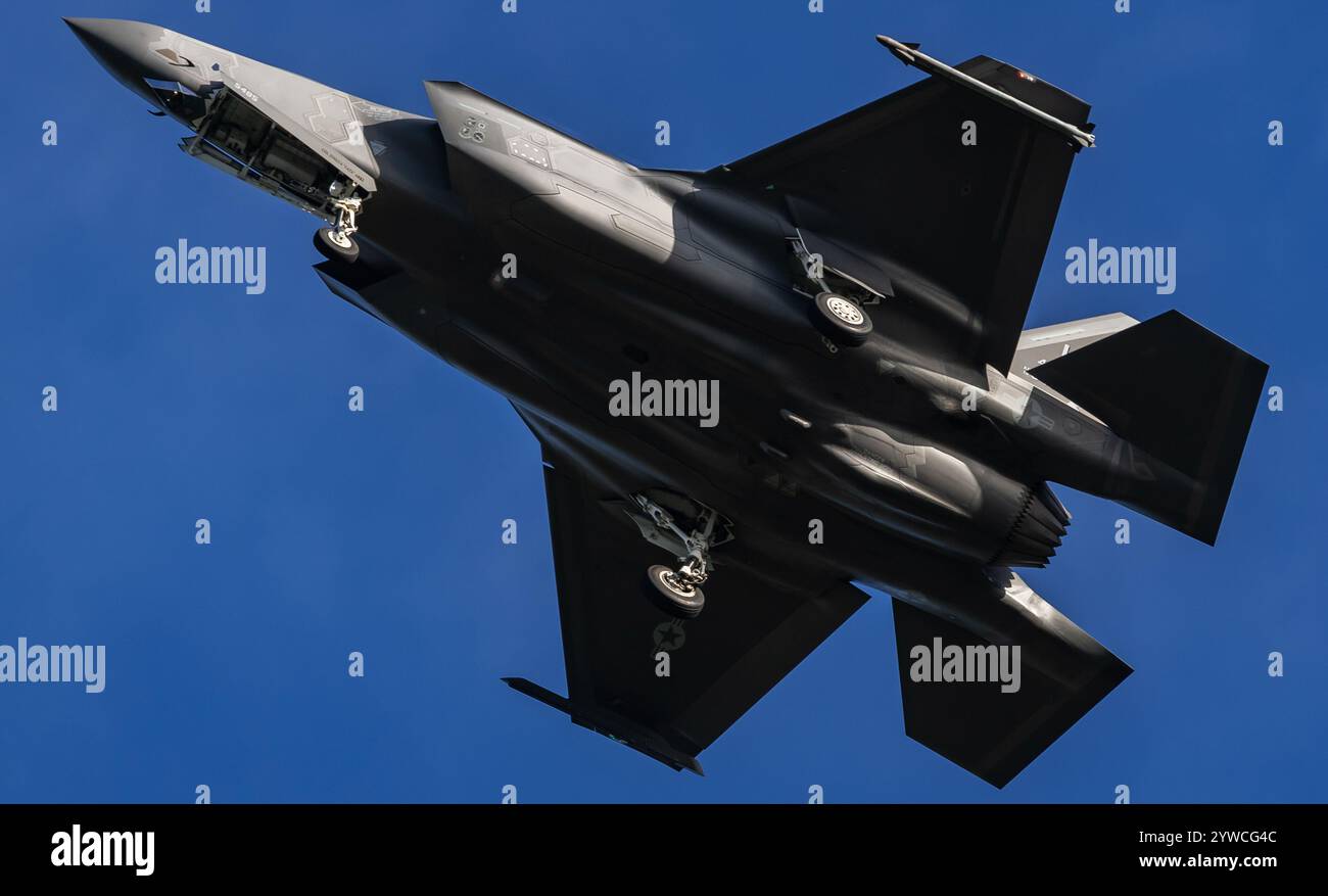 US Air Force Lockheed Martin F-35A Lightning II, 493rd FS 'Grim Reapers' effectue une approche simulée à RAF Valley. Crédit JTW Aviation images / Alamy. Banque D'Images