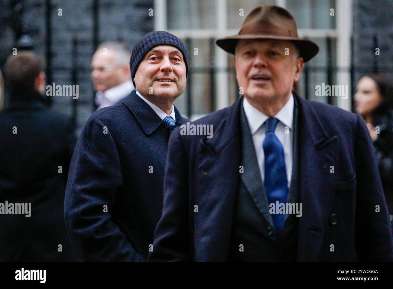 Londres, Royaume-Uni. 10 décembre 2024. Andrew Griffith, député, secrétaire d'État fantôme aux entreprises et au commerce, et Iain Duncan Smith, député (à droite). Corin Dalby, PDG de Box Power, et Trisha Dalby, directrice de l'exploitation, ainsi que d'autres représentants de la pétition et plusieurs députés (dont Iain Duncan Smith, Alex Sobel et Andrew Griffith), ont remis aujourd'hui une lettre de pétition au 10 Downing Street afin de souligner le besoin urgent d'une initiative qui aide le secteur des soins palliatifs en difficulté et remédie à ses déficits financiers croissants. Crédit : Imageplotter/Alamy Live News Banque D'Images