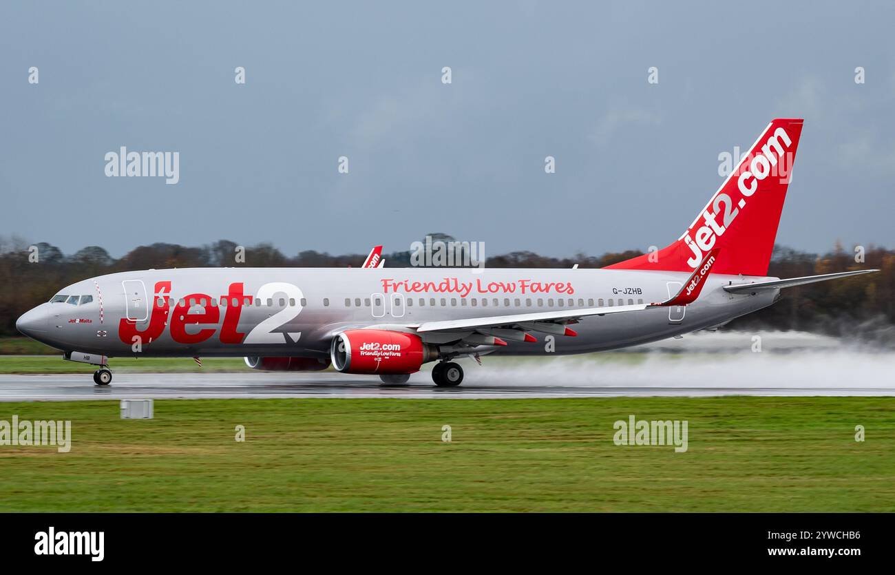 le jet2 Boeing 737-8K5 G-JZHB décolle à l'aéroport de Manchester, le lundi 2 décembre 2024. Crédit JTW Aviation images / Alamy. Banque D'Images