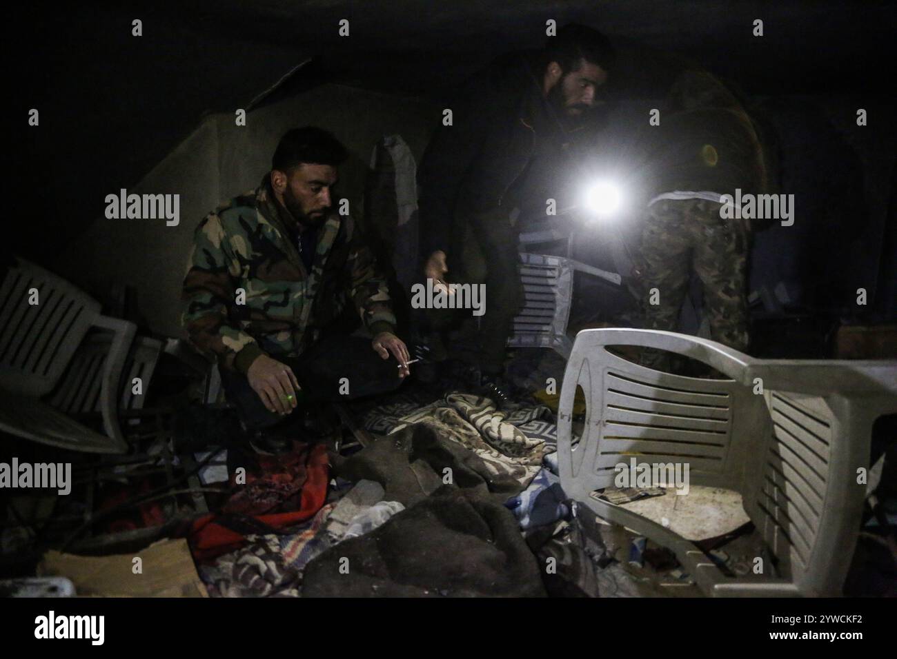 Damas, Syrie. 10 décembre 2024. Des équipes mènent une enquête dans des compartiments secrets de la prison de Sednaya après la chute du régime d’Assad à Damas, en Syrie, mardi 10 décembre 2024. Les sauveteurs syriens ont fouillé la prison de Sednaya, synonyme des pires atrocités du règne du président déchu Bachar al-Assad. Photo par Asaad al-Asaad/UPI crédit : UPI/Alamy Live News Banque D'Images
