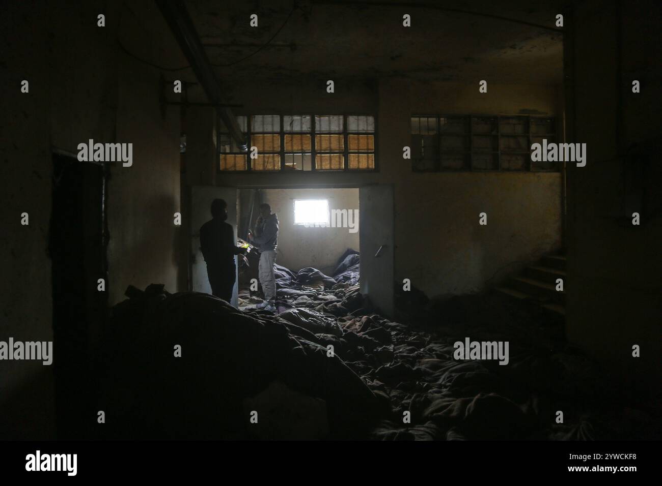 Damas, Syrie. 10 décembre 2024. Des équipes mènent une enquête dans des compartiments secrets de la prison de Sednaya après la chute du régime d’Assad à Damas, en Syrie, mardi 10 décembre 2024. Les sauveteurs syriens ont fouillé la prison de Sednaya, synonyme des pires atrocités du règne du président déchu Bachar al-Assad. Photo par Asaad al-Asaad/UPI crédit : UPI/Alamy Live News Banque D'Images