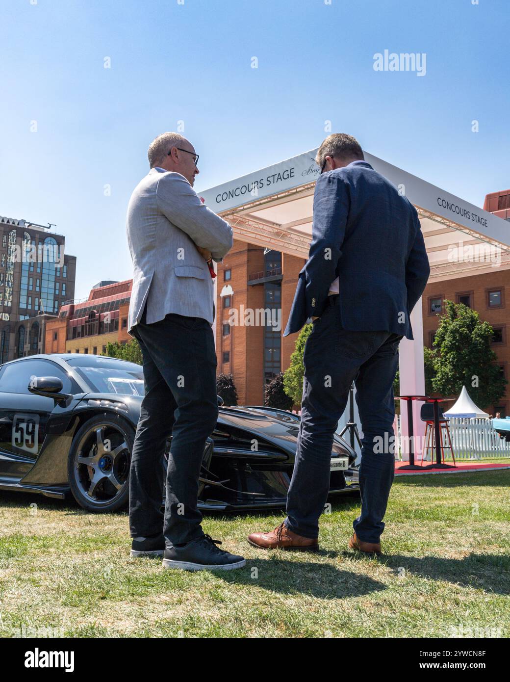 Les invités parlent de la supercar au concours de Londres 2023 à l'honorable Artillery Company Banque D'Images