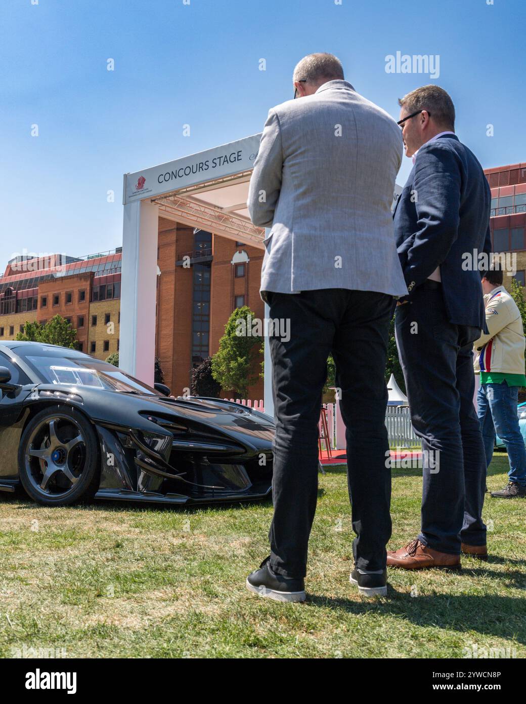 Les invités parlent de la supercar au concours de Londres 2023 à l'honorable Artillery Company Banque D'Images