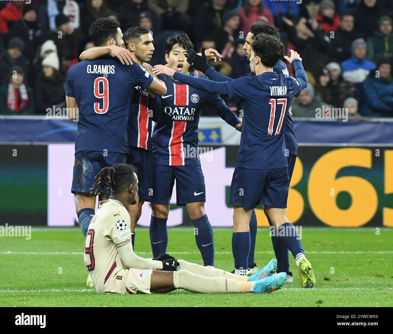 Salzbourg, Autriche. 10 décembre 2024. Les joueurs du Paris Saint-Germain célèbrent le score lors du match de l'UEFA Champions League entre le FC Salzbourg et le Paris Saint-Germain à Salzbourg, Autriche, 10 décembre 2024. Crédit : HE Canling/Xinhua/Alamy Live News Banque D'Images Salzbourg, Autriche. 10 décembre 2024. Les joueurs du Paris Saint-Germain célèbrent le score lors du match de l'UEFA Champions League entre le FC Salzbourg et le Paris Saint-Germain à Salzbourg, Autriche, 10 décembre 2024. Crédit : HE Canling/Xinhua/Alamy Live News Banque D'Images