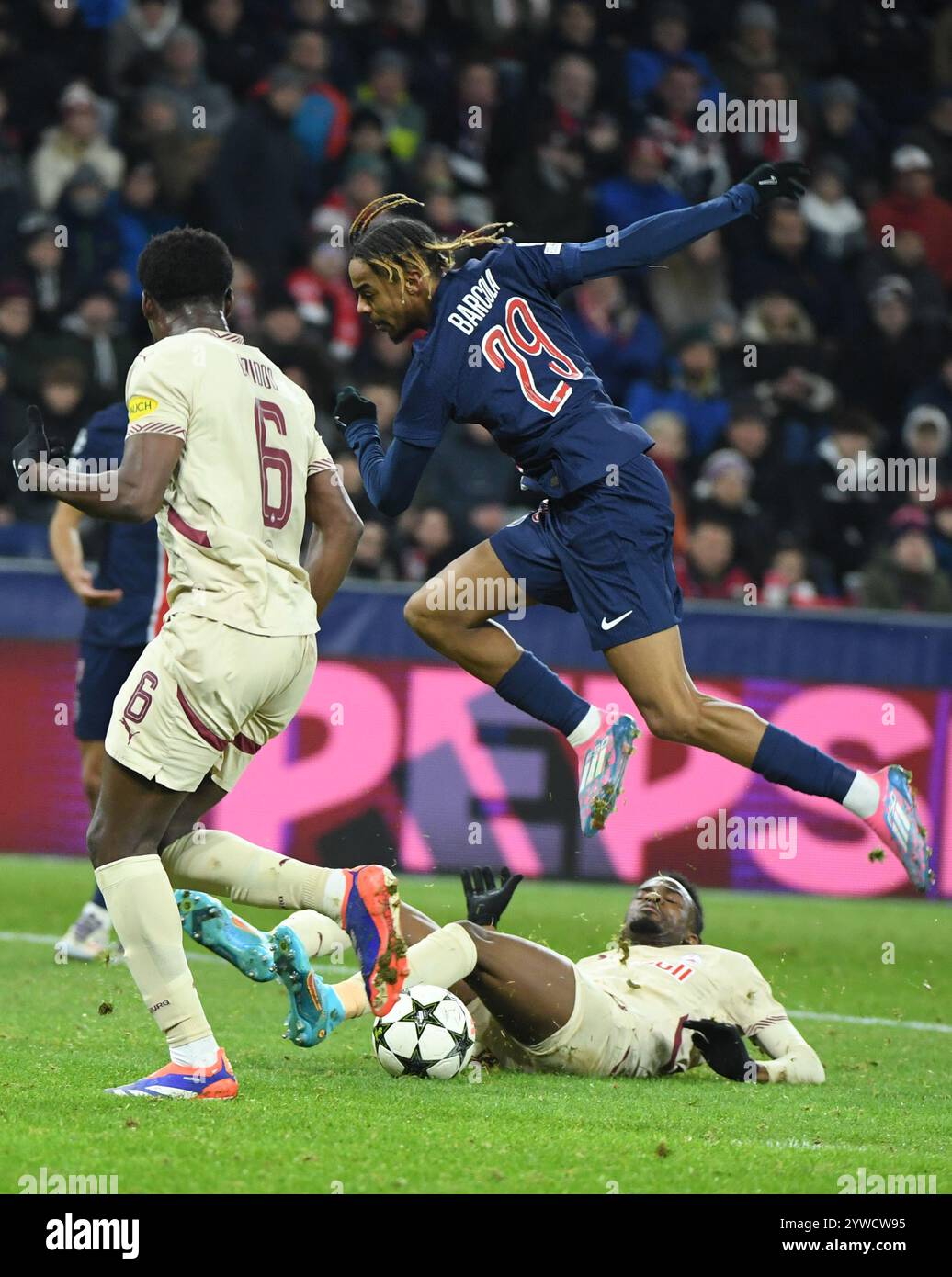 Salzbourg, Autriche. 10 décembre 2024. Bradley Barcola (top) du Paris Saint-Germain participe au match de l'UEFA Champions League entre le FC Salzbourg et le Paris Saint-Germain à Salzbourg, Autriche, 10 décembre 2024. Crédit : HE Canling/Xinhua/Alamy Live News Banque D'Images Salzbourg, Autriche. 10 décembre 2024. Bradley Barcola (top) du Paris Saint-Germain participe au match de l'UEFA Champions League entre le FC Salzbourg et le Paris Saint-Germain à Salzbourg, Autriche, 10 décembre 2024. Crédit : HE Canling/Xinhua/Alamy Live News Banque D'Images