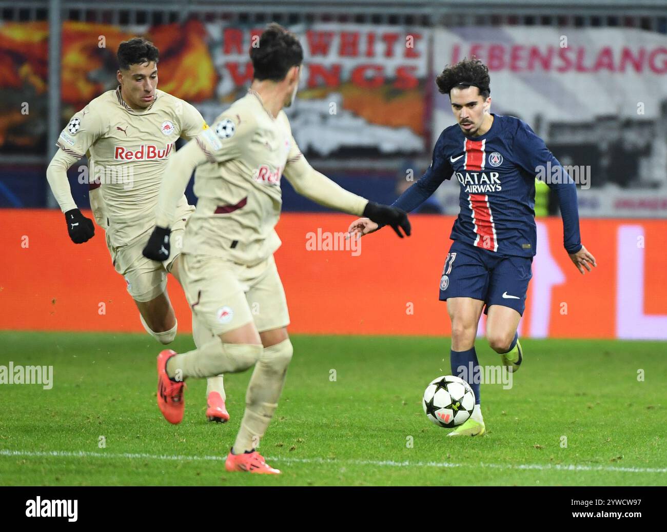 Salzbourg, Autriche. 10 décembre 2024. Vitinha (R) du Paris Saint-Germain participe au match de l'UEFA Champions League entre le FC Salzbourg et le Paris Saint-Germain à Salzbourg, Autriche, 10 décembre 2024. Crédit : HE Canling/Xinhua/Alamy Live News Banque D'Images Salzbourg, Autriche. 10 décembre 2024. Vitinha (R) du Paris Saint-Germain participe au match de l'UEFA Champions League entre le FC Salzbourg et le Paris Saint-Germain à Salzbourg, Autriche, 10 décembre 2024. Crédit : HE Canling/Xinhua/Alamy Live News Banque D'Images