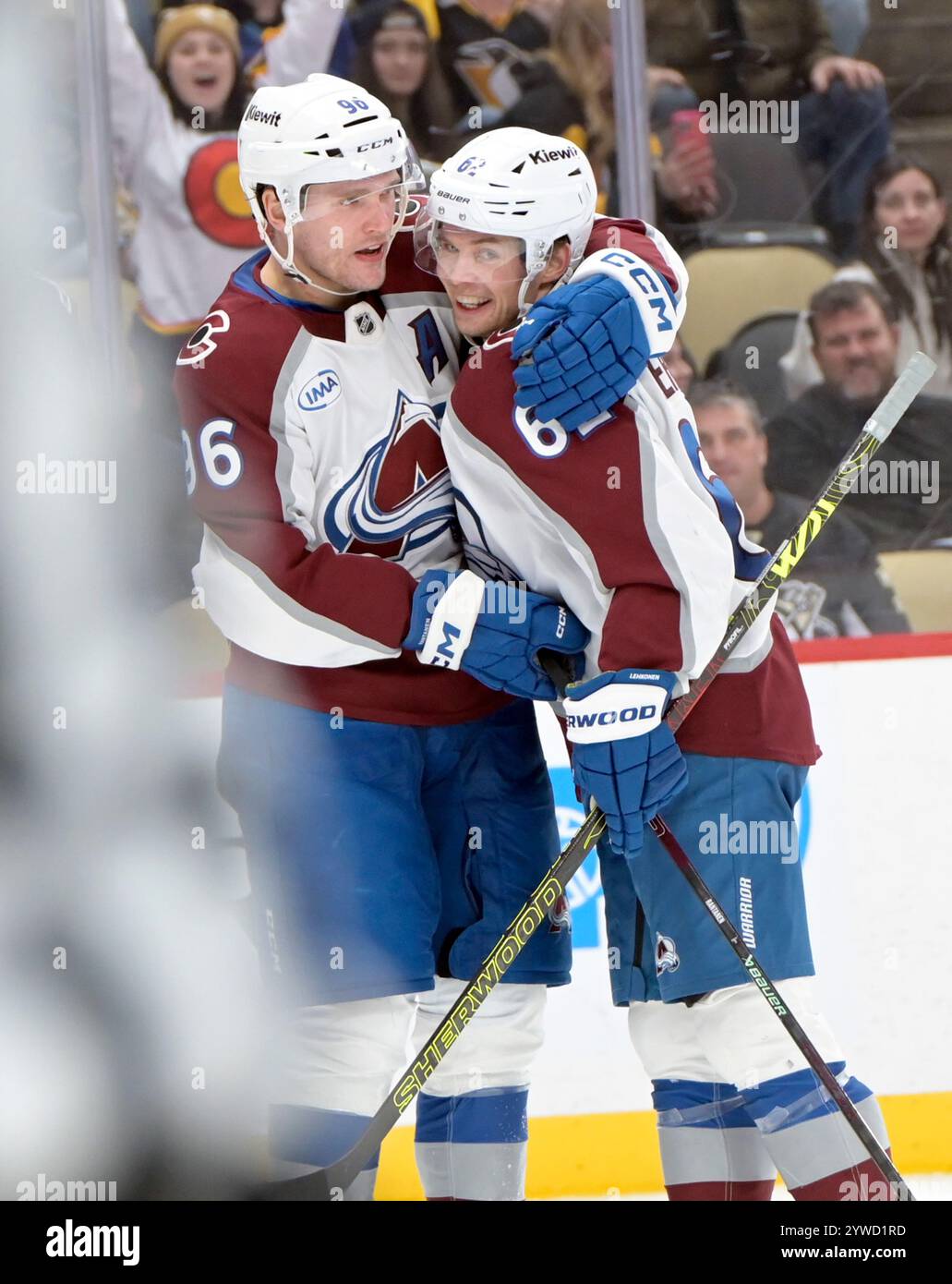 Pittsburgh, États-Unis. 10 décembre 2024. Artturi Lehkonen (62 ans) célèbre son but avec Mikko Rantanen (96 ans), l'aile droite de l'Avalanche du Colorado, lors de la troisième période de la victoire de l'Avalanche du Colorado 6-2 au PPG Paints Arena de Pittsburgh le mardi 10 décembre 2024. Photo par Archie Carpenter/UPI. Crédit : UPI/Alamy Live News Banque D'Images