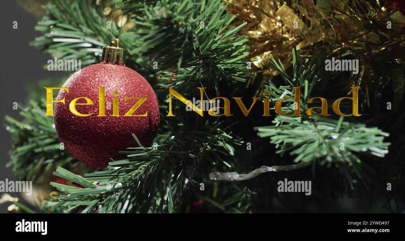 Feliz navidad texte en or sur les décorations sur le sapin de noël Banque D'Images