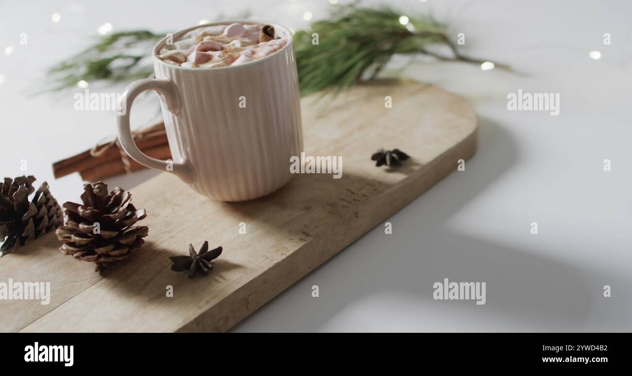 Une tasse de chocolat chaud se trouve sur une planche de bois, évoquant une atmosphère chaleureuse Banque D'Images