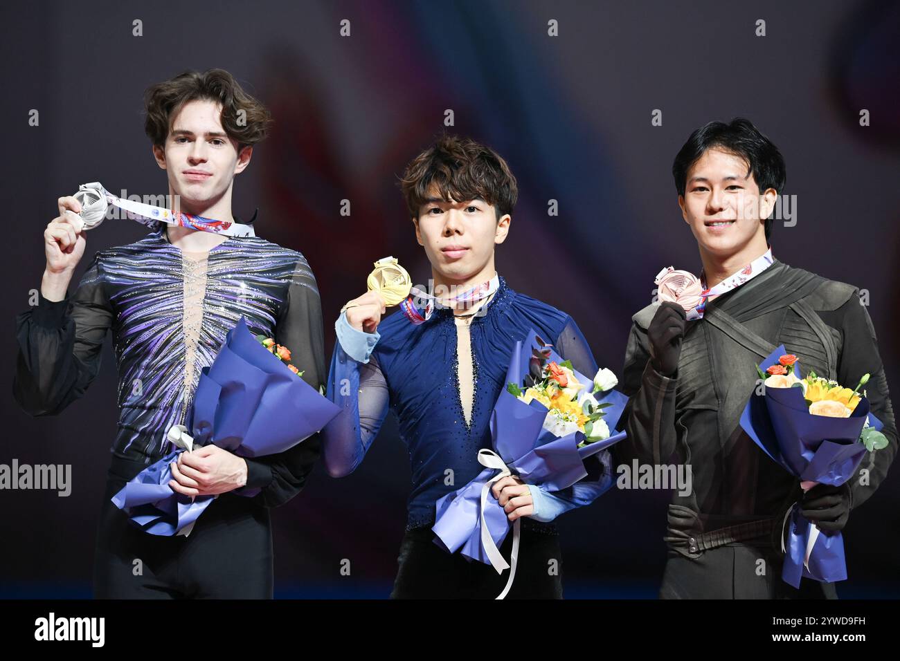 La cérémonie de remise des prix pour les hommes simples skating.Chongqing, China.23th novembre 2024. Le Grand Prix du monde de patinage artistique de la Coupe de Chine 2024 s’est terminé à Chongqing le soir du 23 novembre 2024. Crédit : HE Penglei/China News Service/Alamy Live News Banque D'Images