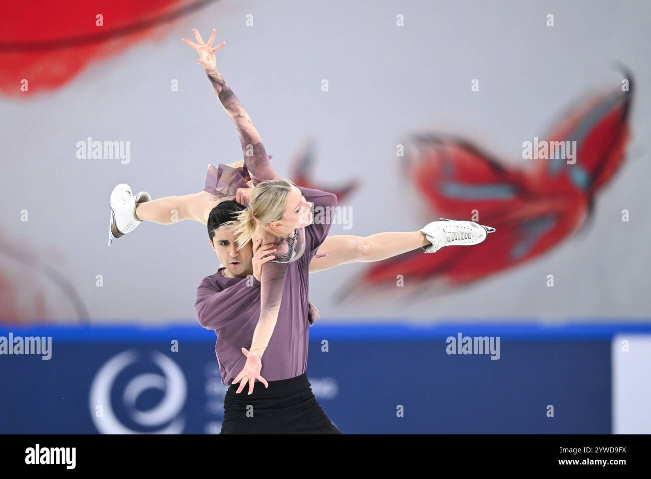 Le duo canadien la Ruwa/Raga participe au concours de freestyle de danse sur glace.Chongqing, China.23th November 2024. Le Grand Prix du monde de patinage artistique de la Coupe de Chine 2024 s’est terminé à Chongqing le soir du 23 novembre 2024. Crédit : HE Penglei/China News Service/Alamy Live News Banque D'Images