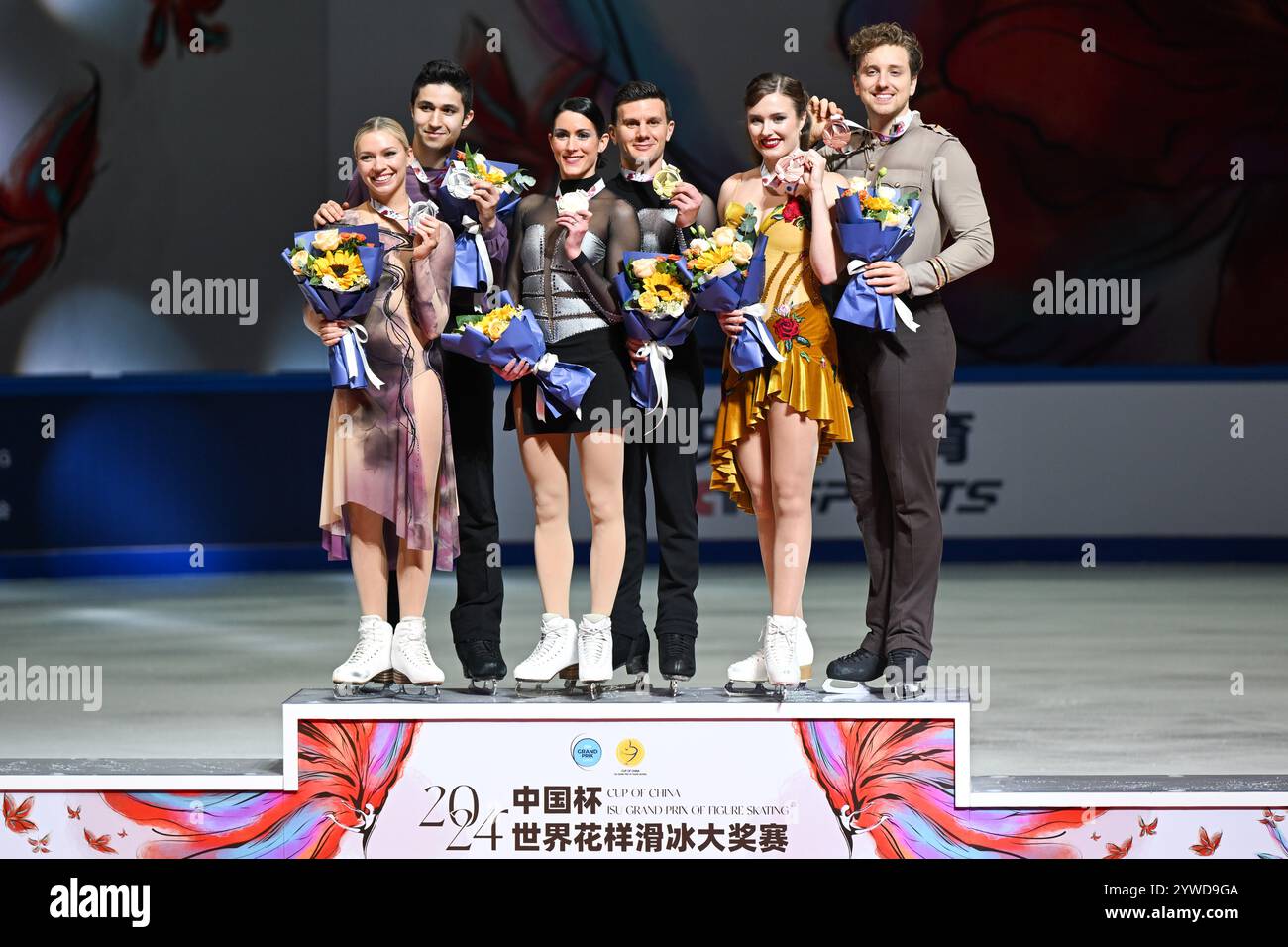 La photo montre la cérémonie de remise des prix de Ice Dance.Chongqing, China.23th novembre 2024. Le Grand Prix du monde de patinage artistique de la Coupe de Chine 2024 s’est terminé à Chongqing le soir du 23 novembre 2024. Crédit : HE Penglei/China News Service/Alamy Live News Banque D'Images