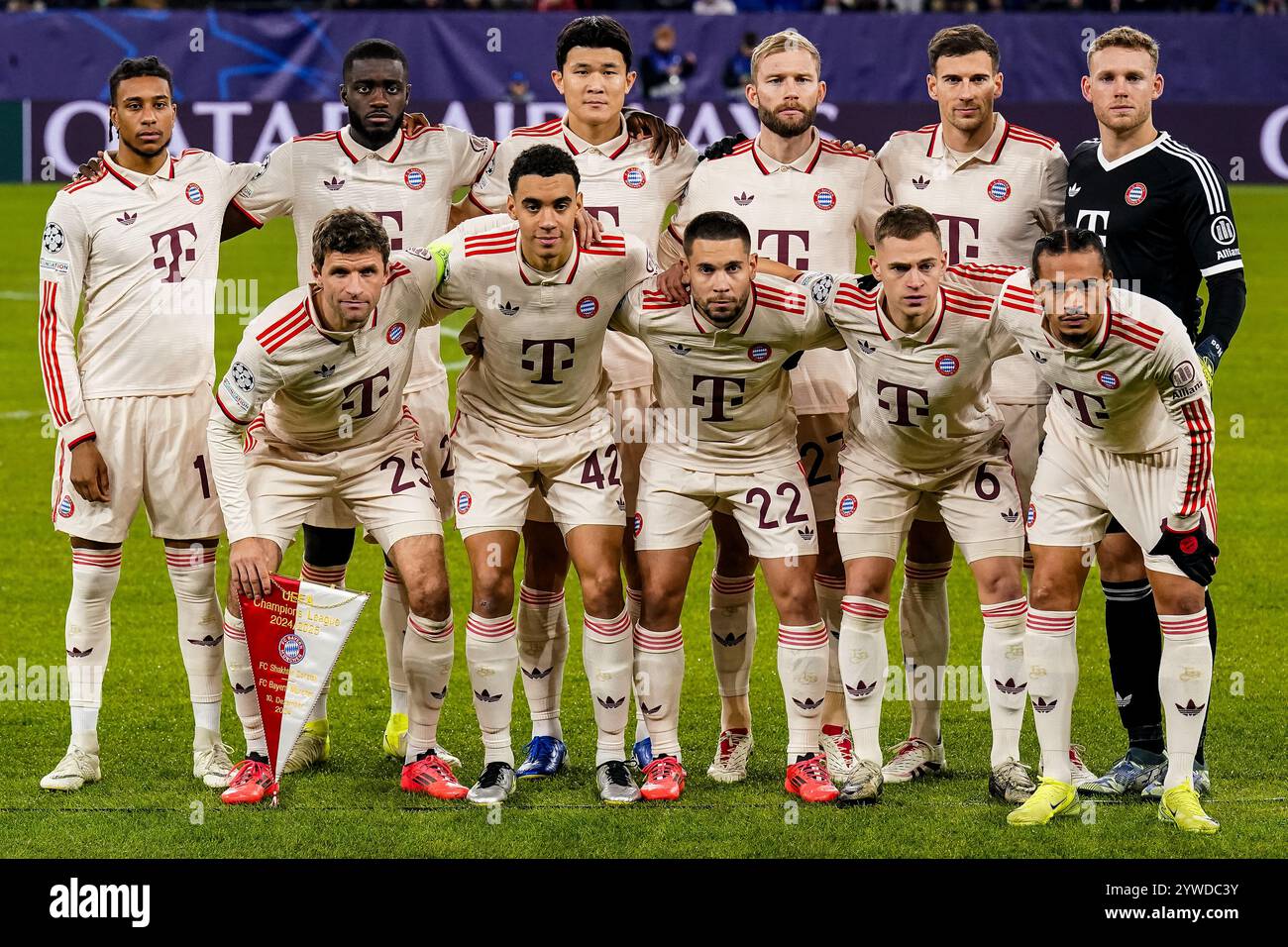 GELSENKIRCHEN, ALLEMAGNE - 10 DÉCEMBRE : Michael Olise du FC Bayern Munchen, Dayot Upamecano du FC Bayern Munchen, min-Jae Kim du FC Bayern Munchen, Konrad Laimer du FC Bayern Munchen, Leon Goretzka du FC Bayern Munchen, le gardien Daniel Peretz, Thomas Muller du FC Bayern Munchen, Jamal Musiala du FC Bayern Munchen, Joshua Kimmich du FC Bayern Munchen et Leroy Sane du FC Bayern Munchen posent pour une photo d'équipe avant le match MD6 de la Ligue des champions de l'UEFA 2024/25 entre le FC Shakhtar Donetsk et le FC Bayern München à l'Arena AufScha Banque D'Images