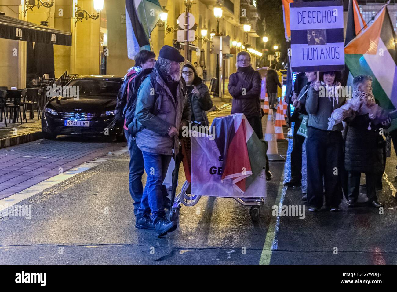 Logrono, la Rioja, Espagne. 11 novembre. 2024. Veillée publique contre l'absence de droits de l'homme en Palestine en raison du génocide perpétré par Israël. Les manifestants tiennent des pancartes et des banderoles exprimant leur opposition au génocide, qui a lieu devant un bâtiment gouvernemental. Il y a des poupées couchées sur le sol, simulant les morts, dans un acte symbolique de protestation ou de commémoration, tandis que les militants pro-palestiniens tiennent des drapeaux et des banderoles. Il y a aussi des objets commémoratifs, tels que des photographies et des fleurs, placés sur le sol. C’est un acte symbolique de protestation ou de commémoration à continuer Banque D'Images