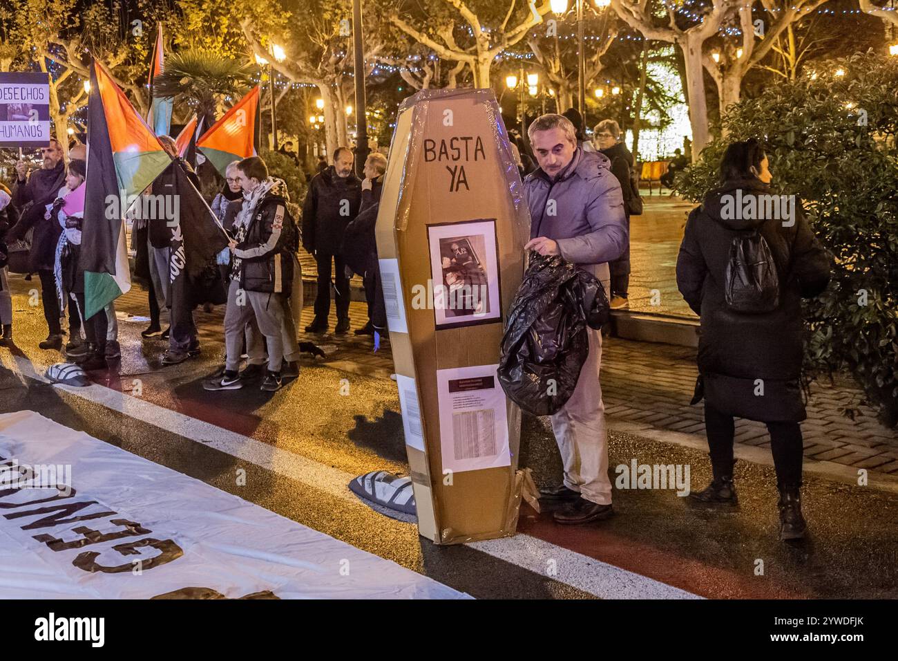 Logrono, la Rioja, Espagne. 11 novembre. 2024. Veillée publique contre l'absence de droits de l'homme en Palestine en raison du génocide perpétré par Israël. Les manifestants tiennent des pancartes et des banderoles exprimant leur opposition au génocide, qui a lieu devant un bâtiment gouvernemental. Il y a des poupées couchées sur le sol, simulant les morts, dans un acte symbolique de protestation ou de commémoration, tandis que les militants pro-palestiniens tiennent des drapeaux et des banderoles. Il y a aussi des objets commémoratifs, tels que des photographies et des fleurs, placés sur le sol. C’est un acte symbolique de protestation ou de commémoration à continuer Banque D'Images