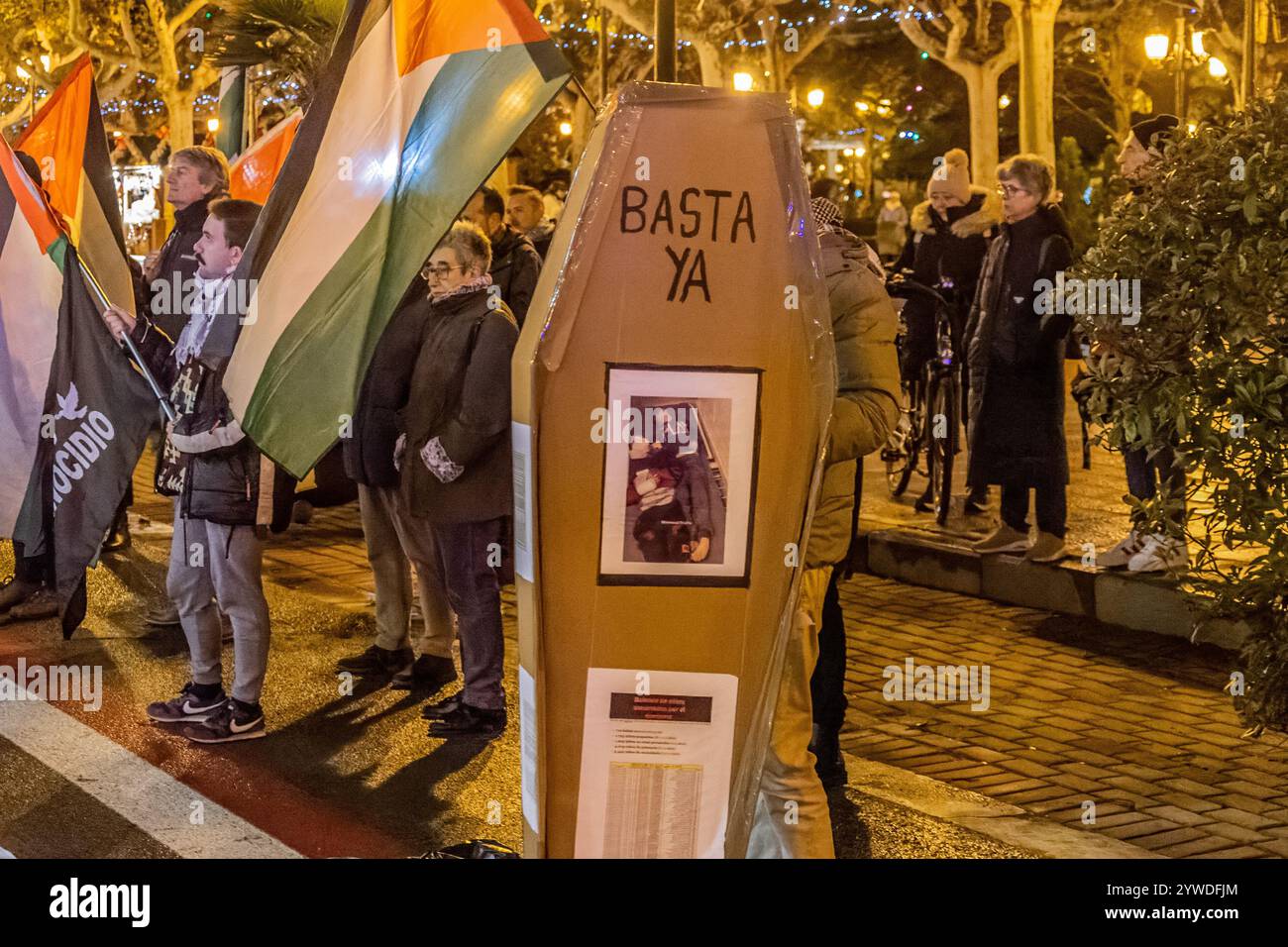 Logrono, la Rioja, Espagne. 11 novembre. 2024. Veillée publique contre l'absence de droits de l'homme en Palestine en raison du génocide perpétré par Israël. Les manifestants tiennent des pancartes et des banderoles exprimant leur opposition au génocide, qui a lieu devant un bâtiment gouvernemental. Il y a des poupées couchées sur le sol, simulant les morts, dans un acte symbolique de protestation ou de commémoration, tandis que les militants pro-palestiniens tiennent des drapeaux et des banderoles. Il y a aussi des objets commémoratifs, tels que des photographies et des fleurs, placés sur le sol. C’est un acte symbolique de protestation ou de commémoration à continuer Banque D'Images