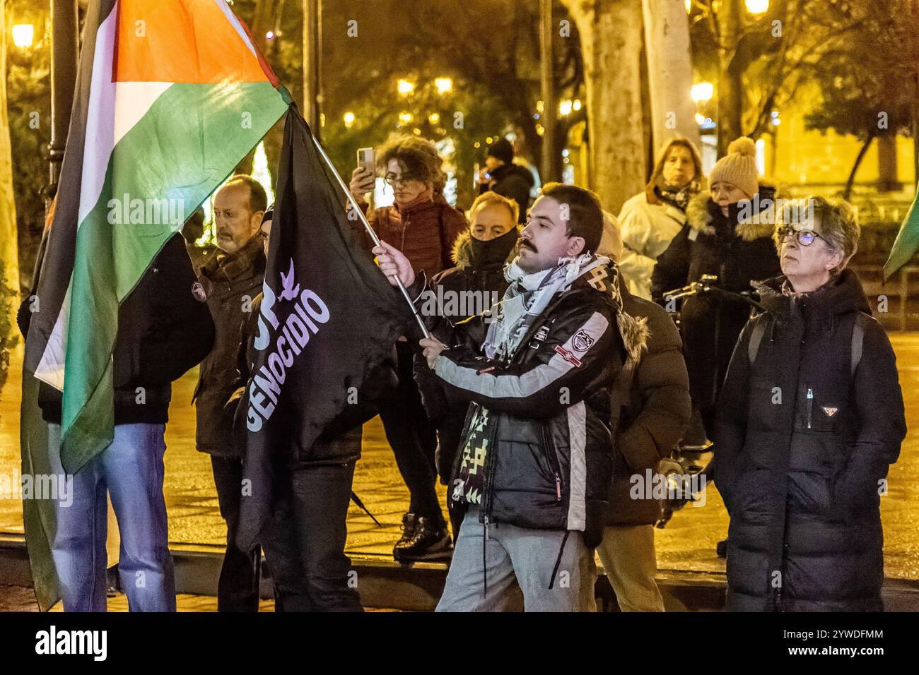 Logrono, la Rioja, Espagne. 11 novembre. 2024. Veillée publique contre l'absence de droits de l'homme en Palestine en raison du génocide perpétré par Israël. Les manifestants tiennent des pancartes et des banderoles exprimant leur opposition au génocide, qui a lieu devant un bâtiment gouvernemental. Il y a des poupées couchées sur le sol, simulant les morts, dans un acte symbolique de protestation ou de commémoration, tandis que les militants pro-palestiniens tiennent des drapeaux et des banderoles. Il y a aussi des objets commémoratifs, tels que des photographies et des fleurs, placés sur le sol. C’est un acte symbolique de protestation ou de commémoration à continuer Banque D'Images
