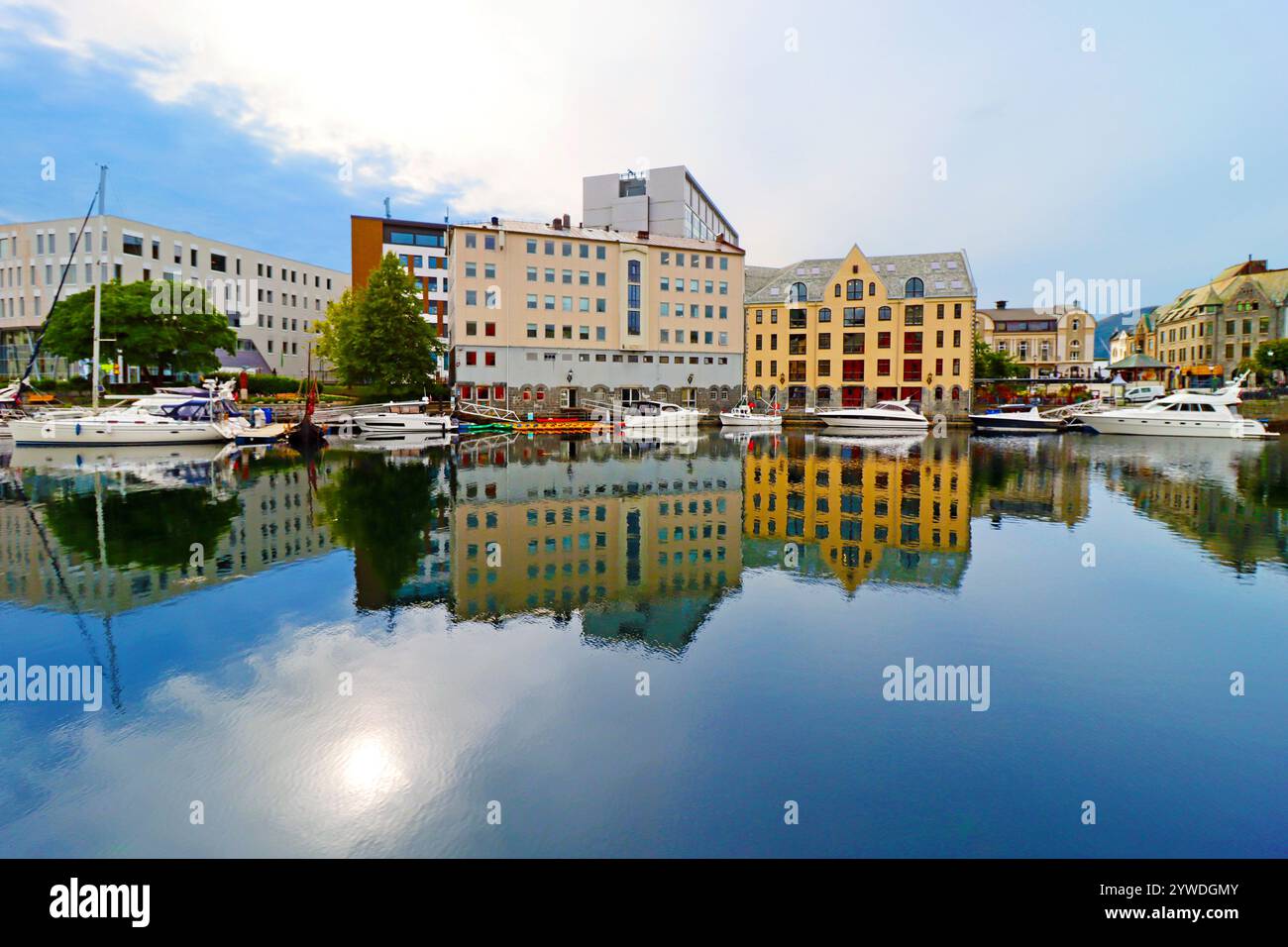 Ville d'Alesund un jour d'été, Norvège. Vue sur le port d'architecture Art Nouveau coloré Banque D'Images Ville d'Alesund un jour d'été, Norvège. Vue sur le port d'architecture Art Nouveau coloré Banque D'Images