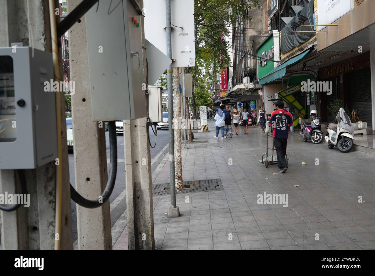 Bangkok, Thaïlande, 21 novembre 2024 : promenades en trottoir sur Phetchaburi Rd et immeuble commercial dans les quartiers commerciaux de Pratunam Banque D'Images