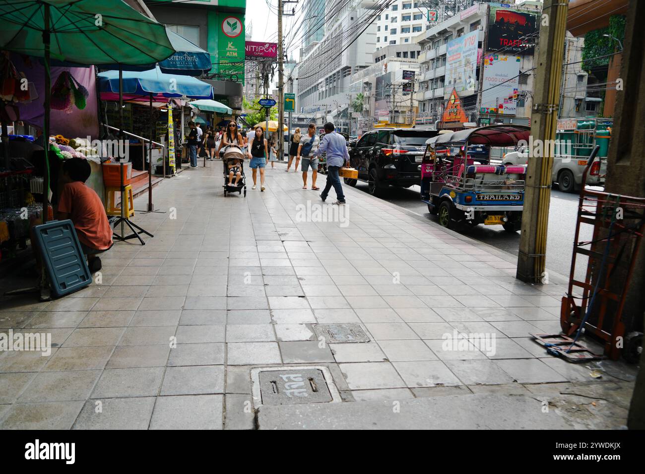 Bangkok, Thaïlande, 21 novembre 2024 : promenades touristiques sur Phetchaburi Rd et bâtiment commercial dans les quartiers commerciaux de Pratunam Banque D'Images