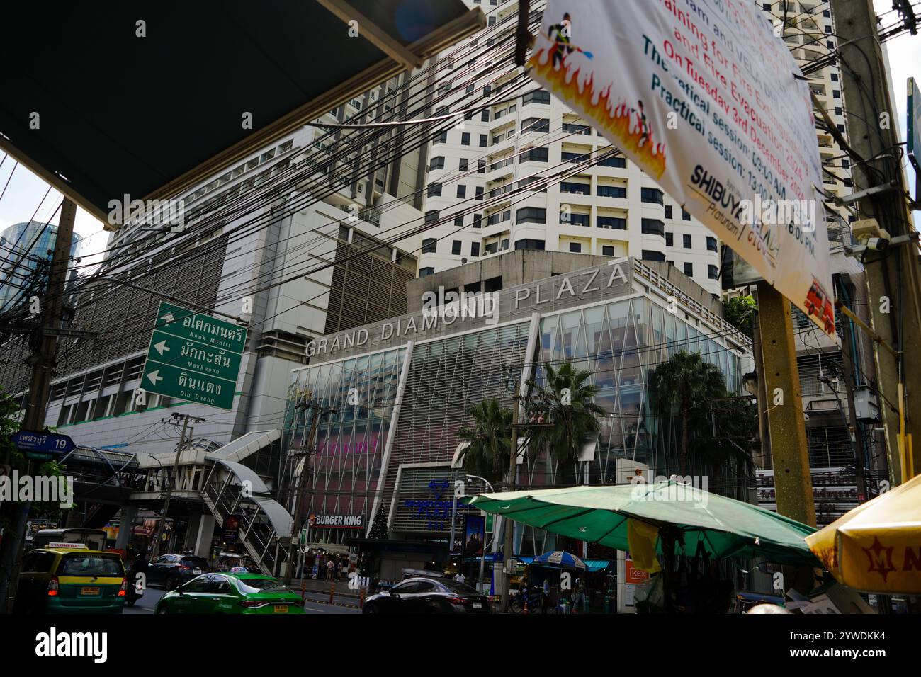 Bangkok, Thaïlande, 21 novembre 2024 : Grand Diamond Plaza dans la région de pratunam Bangkok, Thaïlande. célèbre pour ses trucs bon marché de la mode pour les touristes Banque D'Images