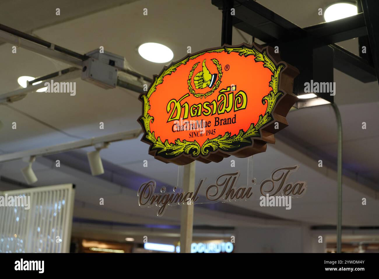 Bangkok, Thaïlande, 21 novembre 2024 : Cha Tra mue Sign. Cha Tra mue est le célèbre magasin de thé thaïlandais qui a été fondé en 1945. Banque D'Images