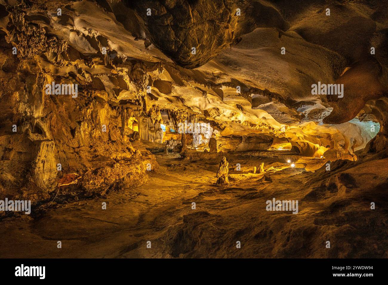 Vietnam, 2024-02-09, baie d’Halong, Baie d’Halong, karst, île karstique, golfe du Tonkin, grotte, grotte, lumières, sombre, tourisme, croisière Banque D'Images