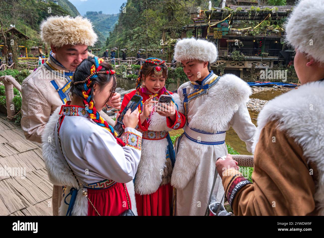 Vietnam, 2024-02-11, Sapa, montagne, Hmong, nouvel an chinois, jeunes avec des vêtements traditionnels, Nord Vietnam, vacances, touristes, patrimoine Banque D'Images