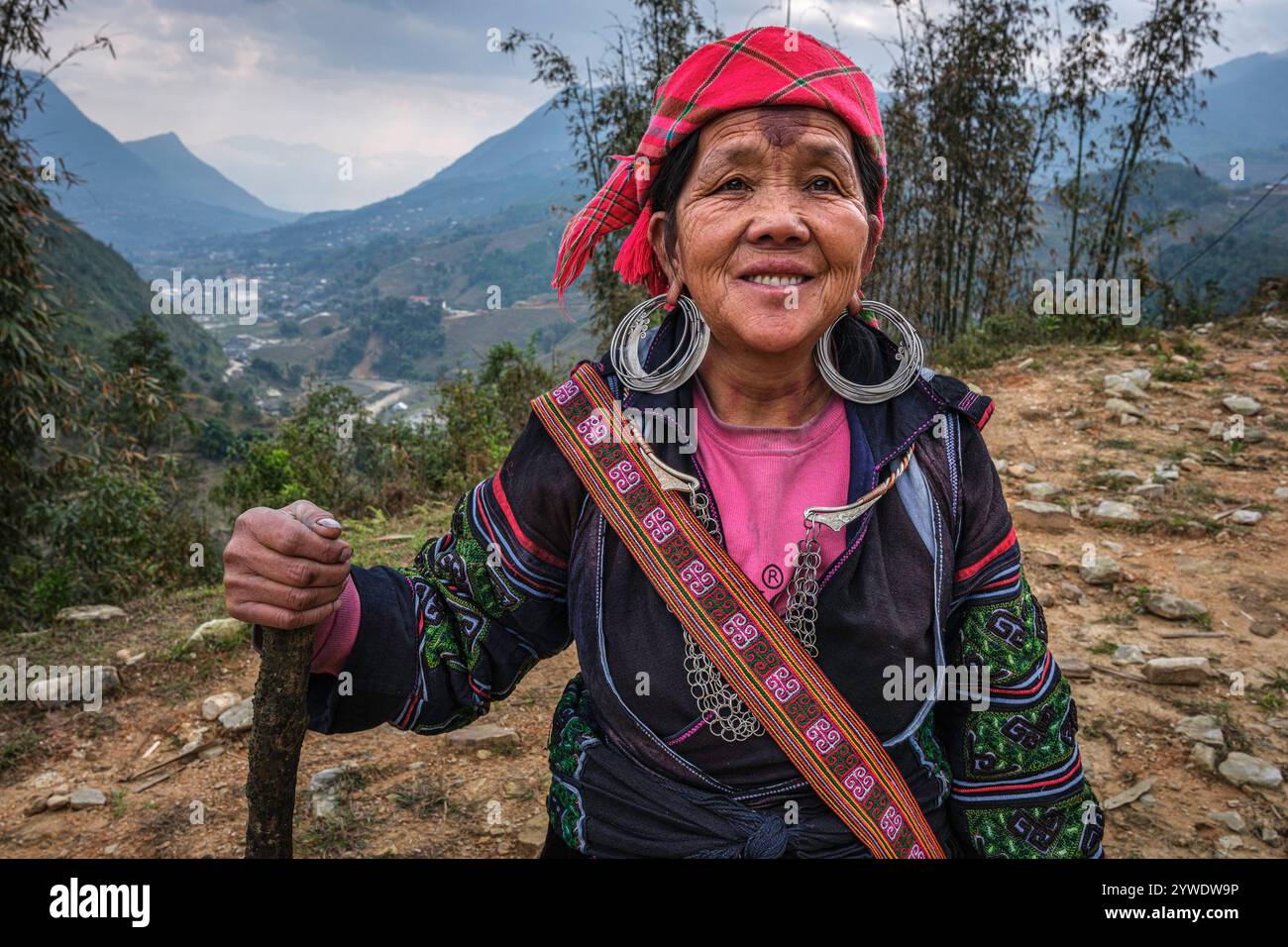 Vietnam, 2024-02-12, Sapa, montagnes, Nord Vietnam, ethnique, Hmong, robe traditionnelle, traditionnel, indigo, vieille femme, paysage, ciel, boucles d'oreilles Banque D'Images