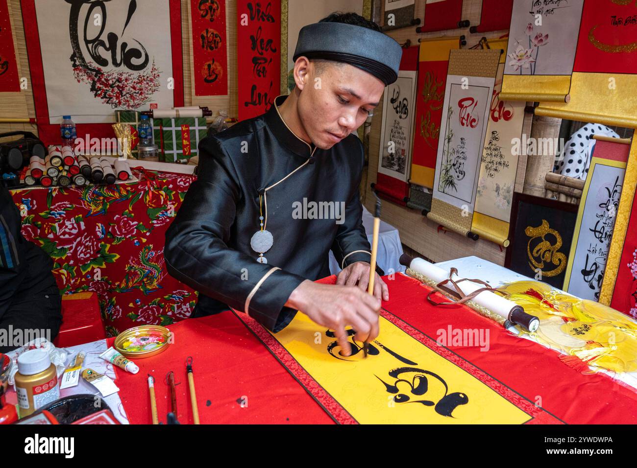 Vietnam, Hanoi, 2024-02-14, festival Têt, nouvel an chinois, calligraphie, calligraphe, temple de la littérature, photographie de Jean-Yves Bardin Banque D'Images