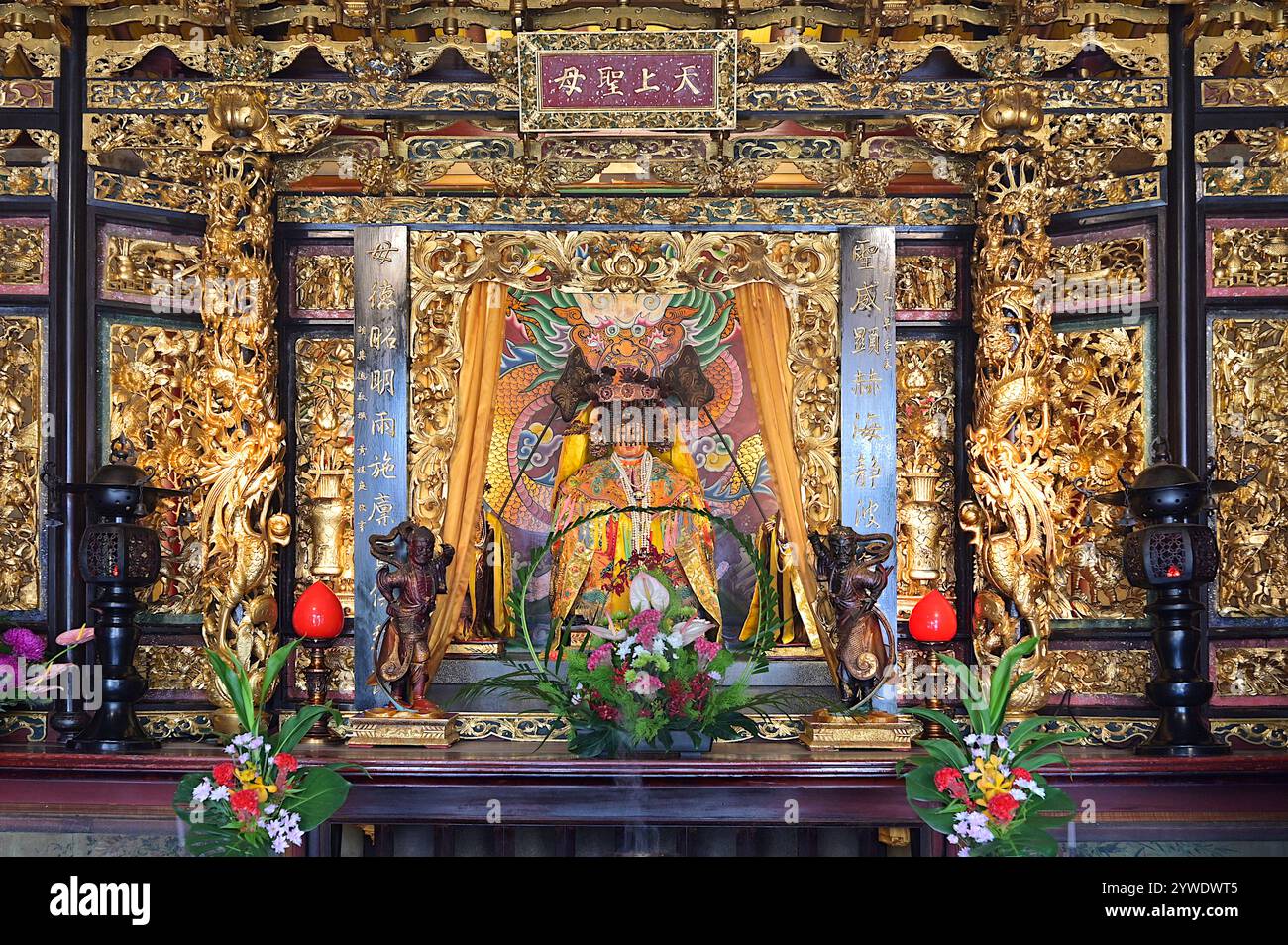 Sanctuaire orné pour Matsu (Mazu), une déesse de la mer dans la religion populaire chinoise et divinité tutélaire des marins chinois, au temple Dalongdong Baoan, Taipei Banque D'Images