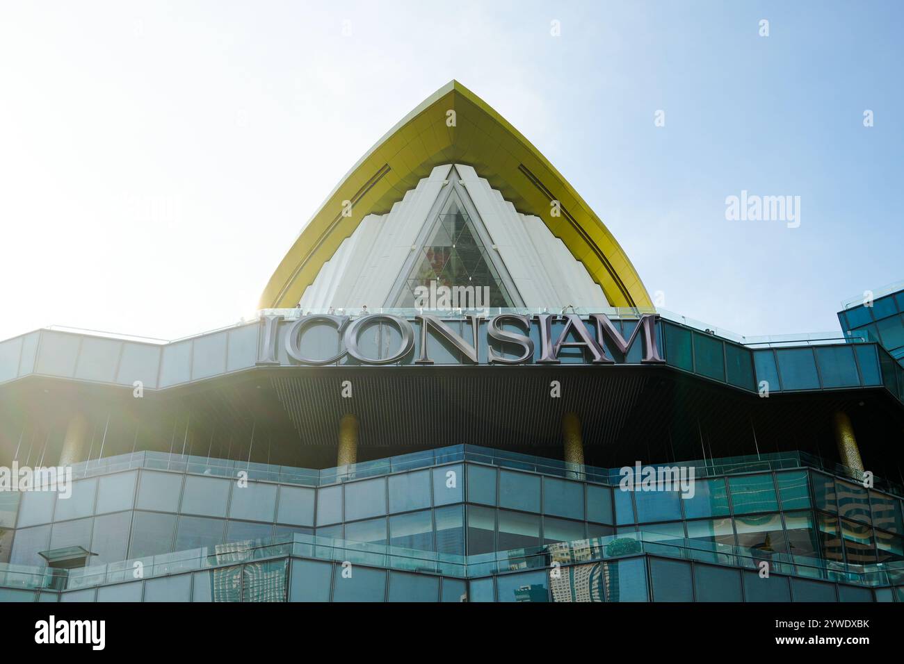 Bangkok, Thaïlande, 21 novembre 2024 : le célèbre centre commercial ICON SIAM luxueux à Bangkok, Thaïlande, face à la rivière Chao Phraya, et se garer le long de la rue Banque D'Images