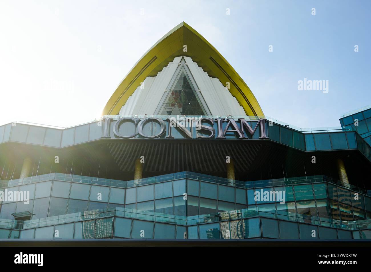 Bangkok, Thaïlande, 21 novembre 2024 : le célèbre centre commercial ICON SIAM luxueux à Bangkok, Thaïlande, face à la rivière Chao Phraya, et se garer le long de la rue Banque D'Images