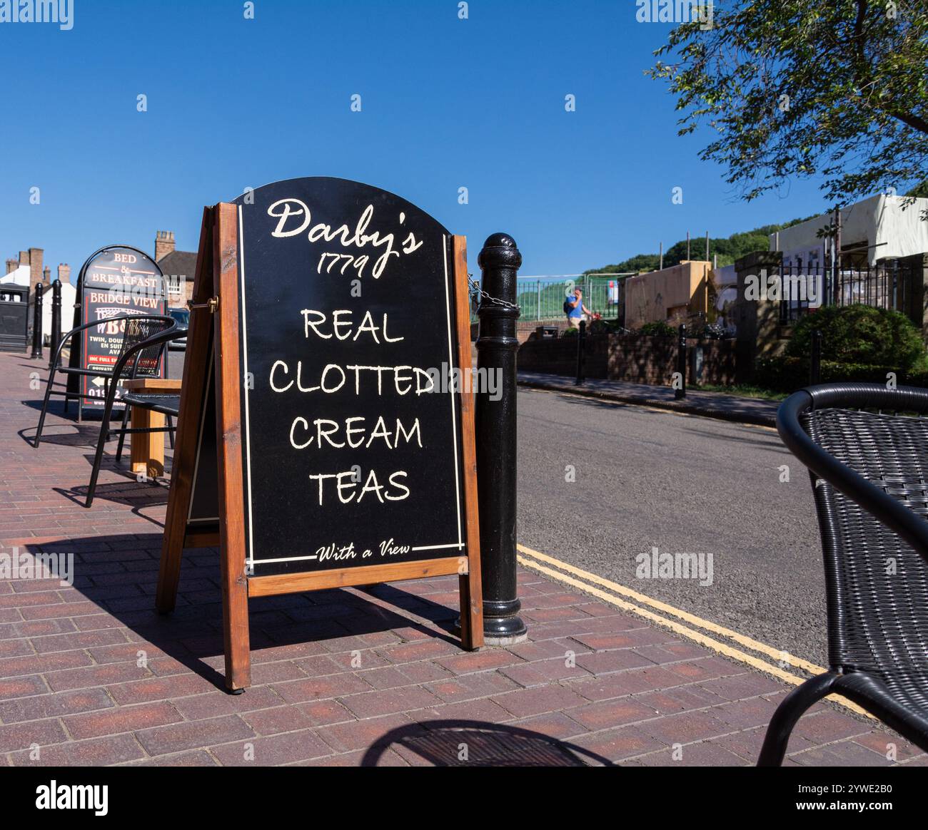 Ironbridge, Shropshire, Royaume-Uni, 22-06-2018. Une planche vintage faisant la publicité de « vrais thés à la crème caillebotis », une collation anglaise traditionnelle. Banque D'Images