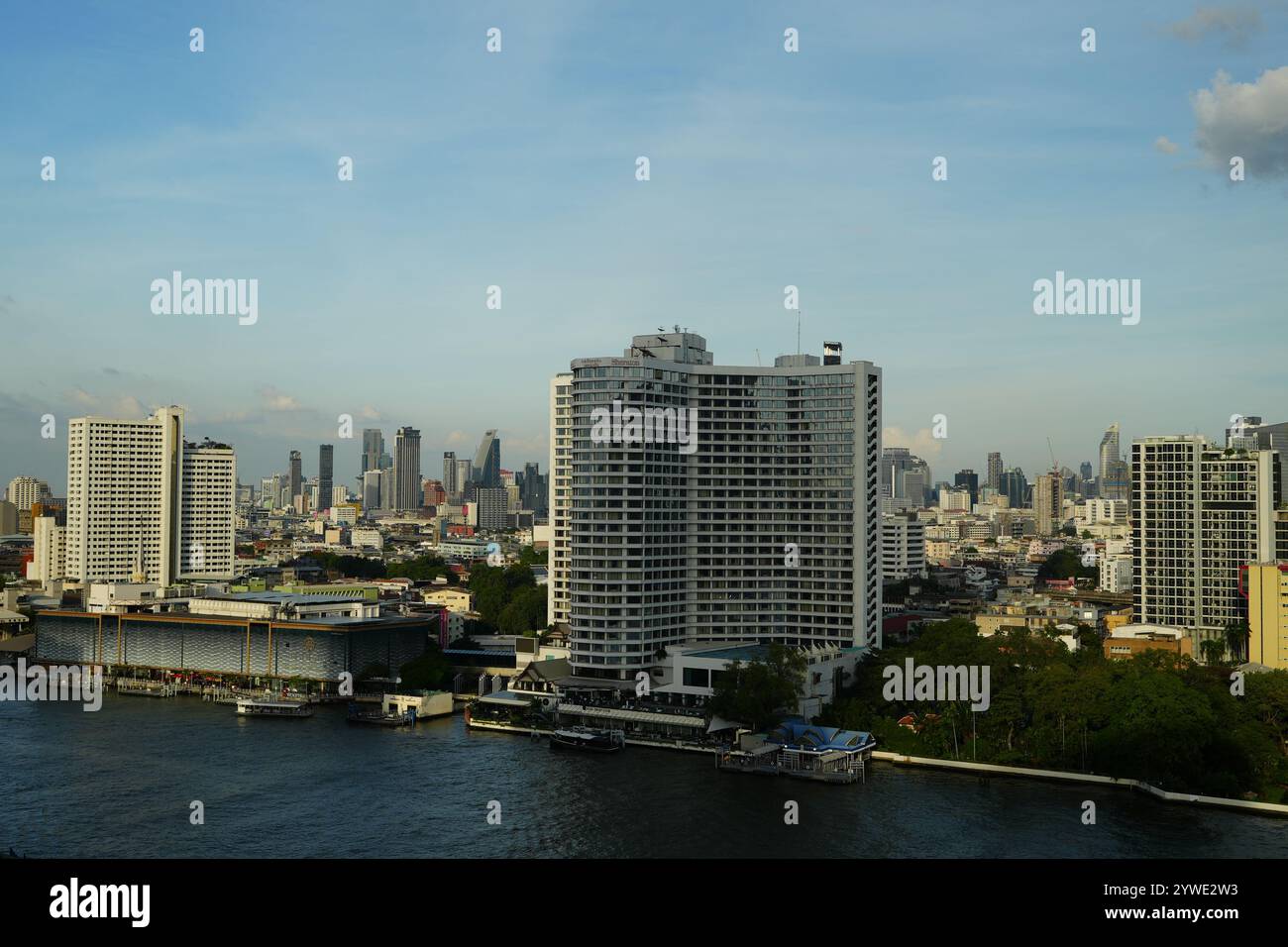 Bangkok, Thaïlande, 21 novembre 2024 : vue sur les gratte-ciels du bâtiment de Bangkok vus de la rivière Chao Praya, la célèbre rivière disséquant Bangkok. Photo prise Banque D'Images