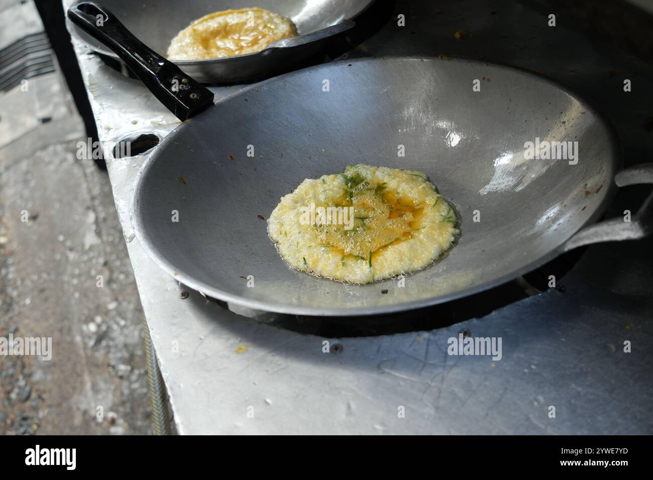 Œufs frits dans une poêle wok chaude. Scrambled, Street food Stall en thaïlande. Banque D'Images