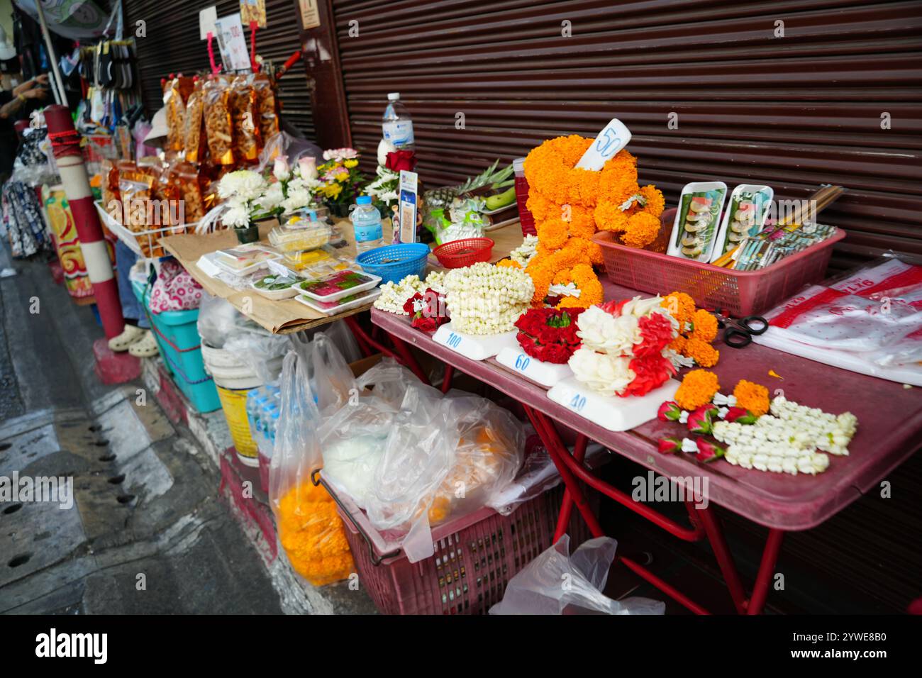 Thaïlande guirlandes traditionnelles fleur également connu sous le nom de «phuang malai» ou de souci de vente sur la route des côtés Banque D'Images
