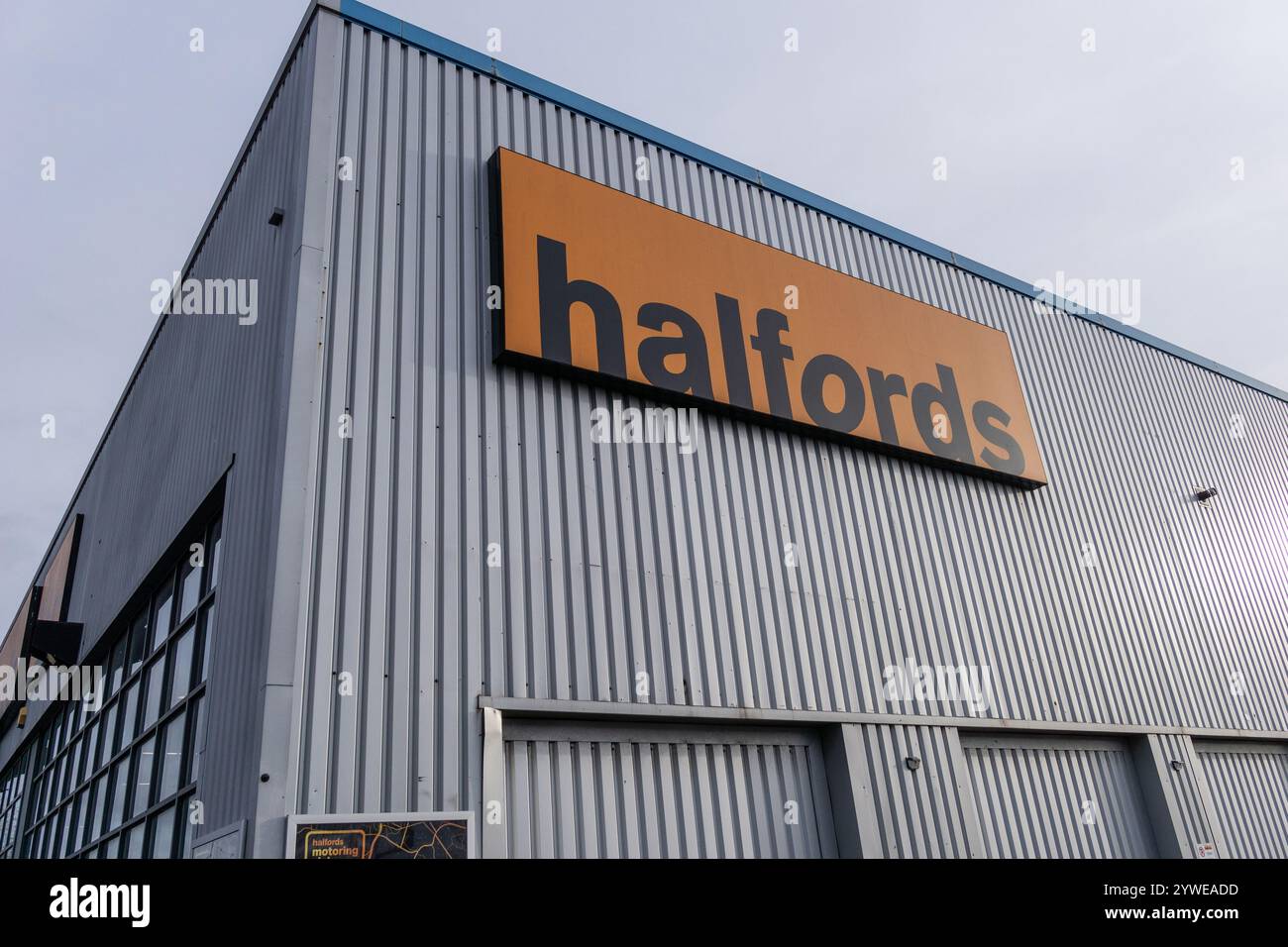 Signalisation pour Halfords, un magasin d'automobiles et de vélos, Sixfields, Northampton, Royaume-Uni Banque D'Images