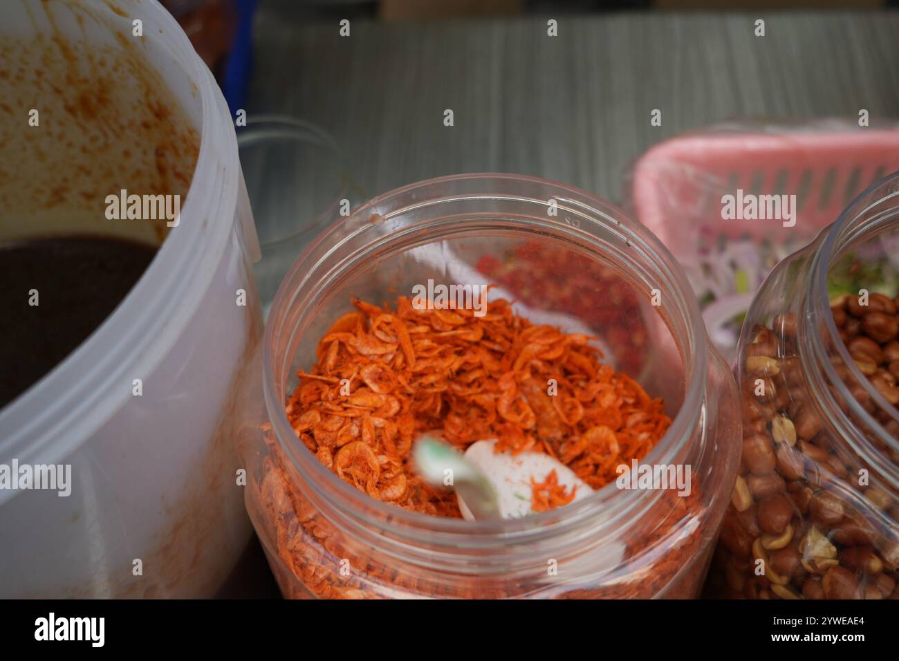 crevettes séchées dans un pot, utilisé pour les épices thaïlandaises épicées recette de nourriture traditionnelle Banque D'Images