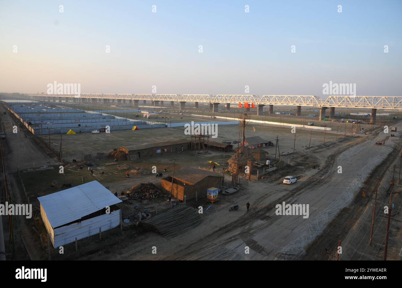 Prayagraj, Inde. 06th Dec, 2024. Prayagraj, INDE - 10 DÉCEMBRE : photos de drapeaux posés sur le site de Kumbh par Sadhus de divers Akhadas avant le Mahakumbh 2025. Le 10 décembre 2024 à Prayagraj, Inde. (Photo de Deepak Gupta/Hindustan Times/Sipa USA) crédit : Sipa US/Alamy Live News Banque D'Images