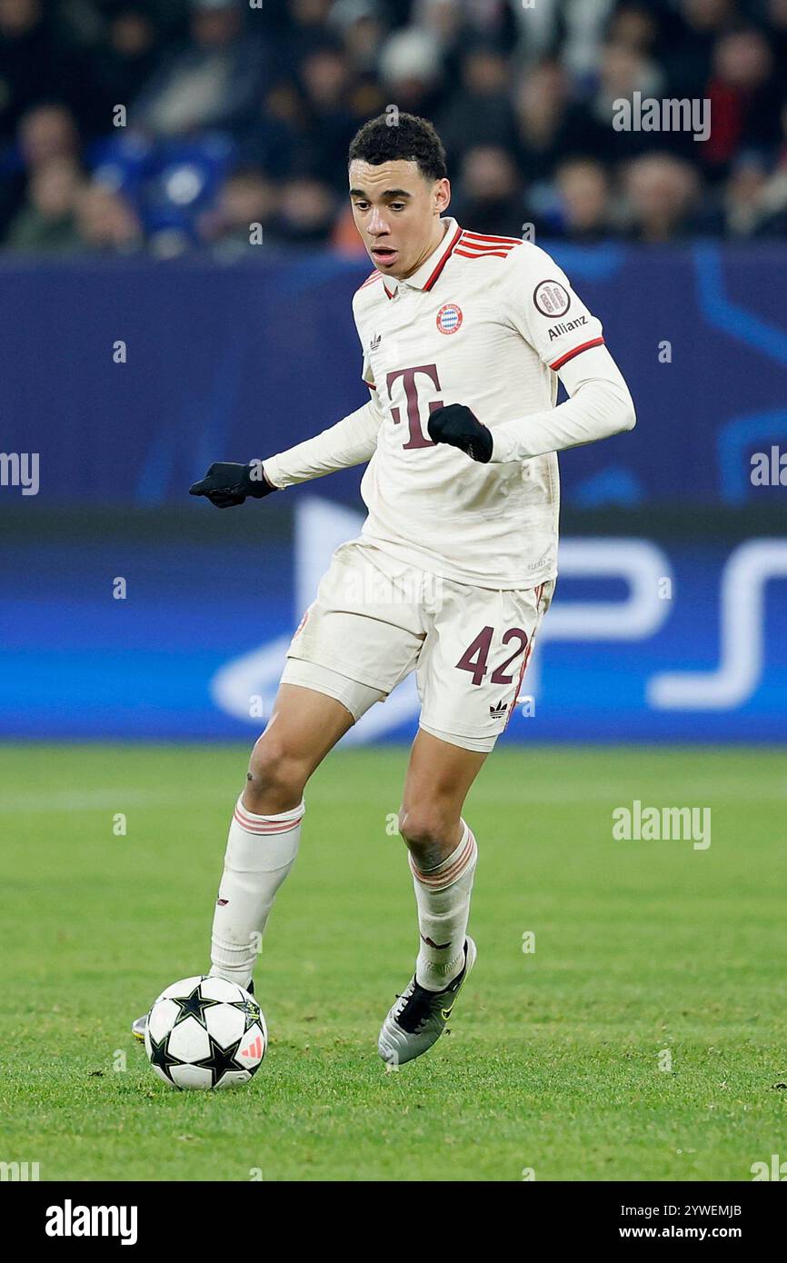 Gelsenkirchen, Ger. 10 décembre 2024. Bild : V.L. Jamal Musiala (FC Bayern Muenchen, 42), 10.12.2024, Fussball, Ligue des Champions, Schachtar Donezk - Bayern Muenchen, GER, Gelsenkirchen, Arena AufSchalke. Crédit : HMB Media/Alamy Live News Banque D'Images