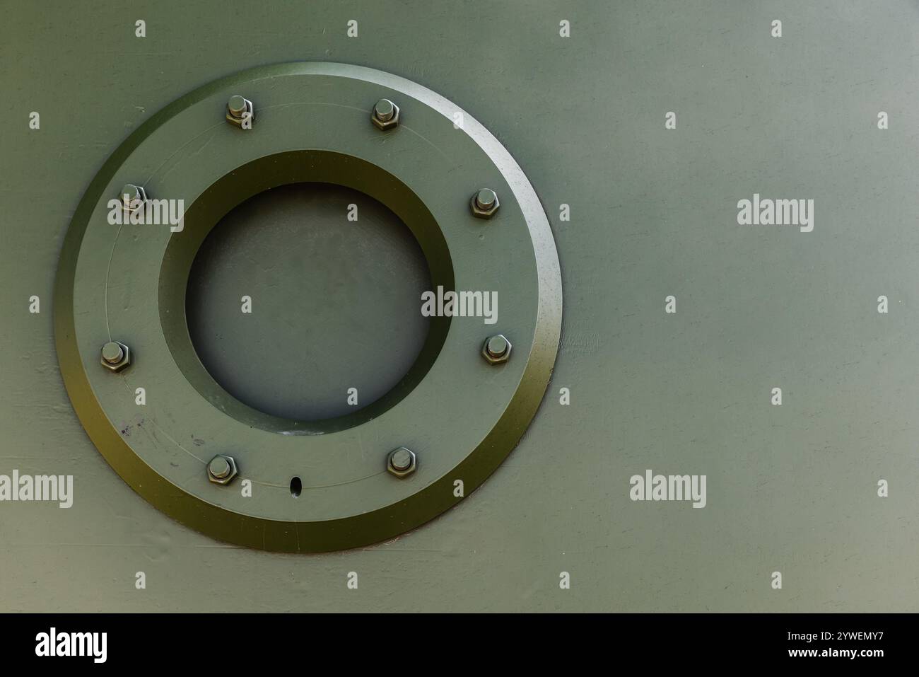 Texture photo de fond vert kaki. Fenêtre d'observation ronde verrouillée du train blindé soviétique de la période de la seconde Guerre mondiale Banque D'Images
