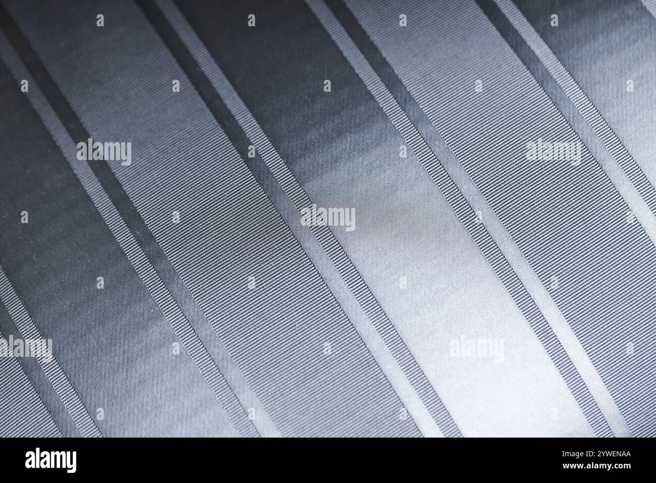 Texture de tissu gris métallique brillant, photo de fond abstraite avec mise au point douce sélective Banque D'Images