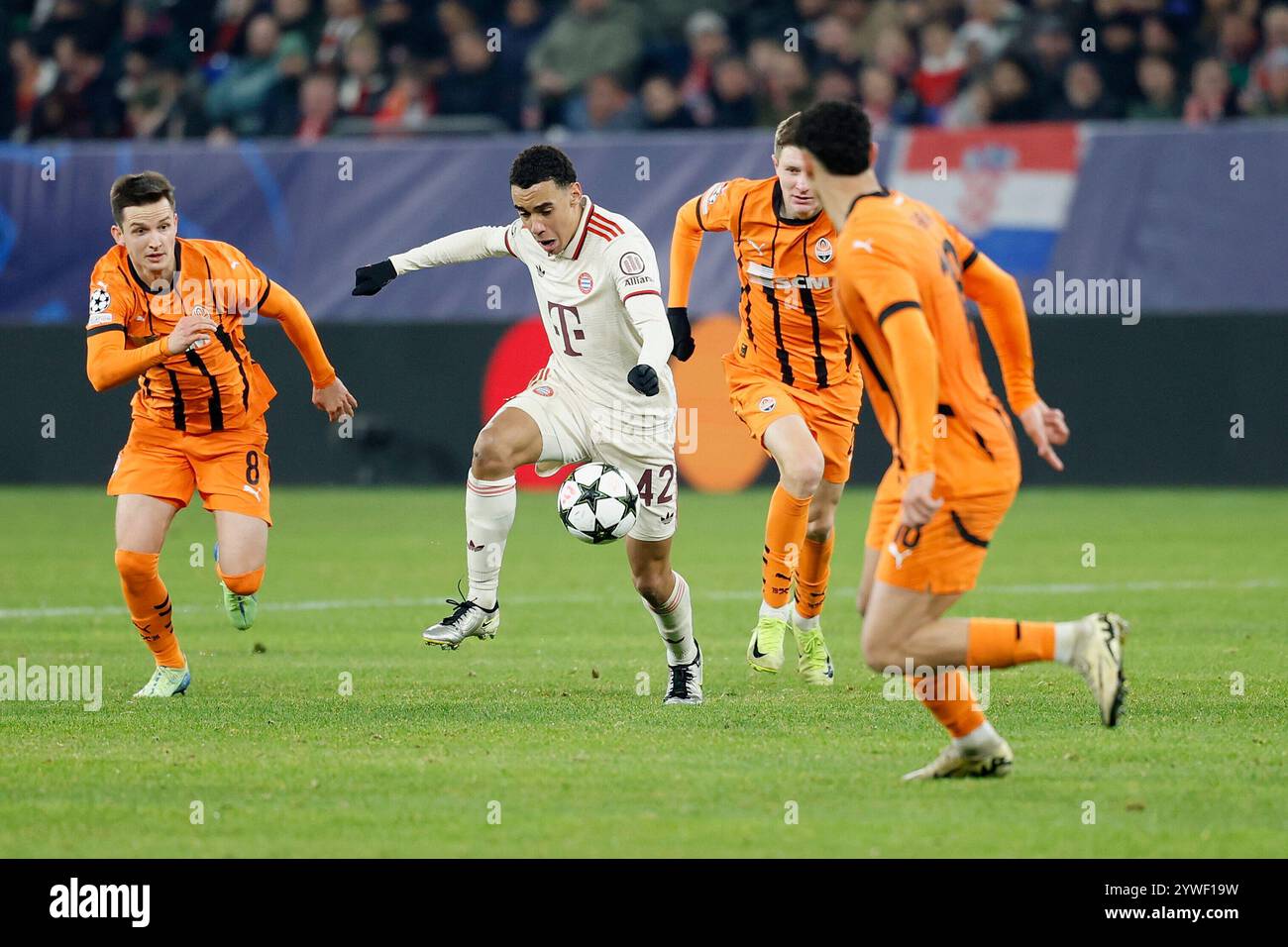 Gelsenkirchen, Deutschland. 10 décembre 2024. Bild : V.L. Dmytro Kryskiv (Shakhtar Donetsk, 8) und Jamal Musiala (FC Bayern Muenchen, 42), 10.12.2024, Fussball, Ligue des Champions, Schachtar Donezk - Bayern Muenchen, GER, Gelsenkirchen, Arena AufSchalke. Crédit : dpa/Alamy Live News Banque D'Images