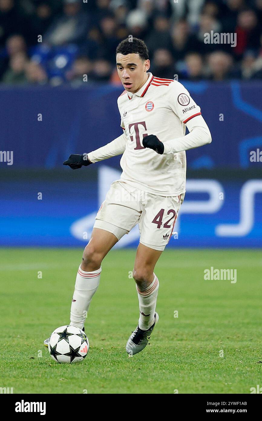 Gelsenkirchen, Deutschland. 10 décembre 2024. Bild : V.L. Jamal Musiala (FC Bayern Muenchen, 42), 10.12.2024, Fussball, Ligue des Champions, Schachtar Donezk - Bayern Muenchen, GER, Gelsenkirchen, Arena AufSchalke. Crédit : dpa/Alamy Live News Banque D'Images