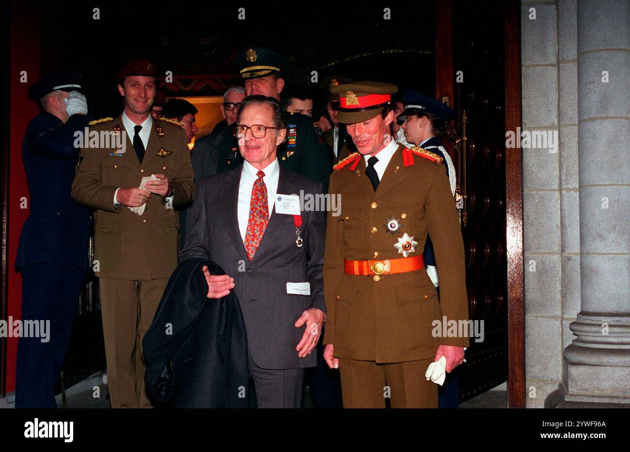 Le prince héritier Philippe de Belgique, l'ambassadeur du Luxembourg et le prince Henri de Luxembourg quittent les services religieux en hommage aux personnes perdues lors de la bataille des Ardennes il y a 50 ans, 1994 Banque D'Images